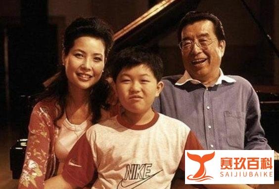 81岁李双江近照，走路需要人搀扶，儿子至今未出狱晚年十分凄凉