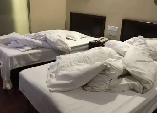 福建一女孩旅游因太热没出酒店，这3天她在酒店是如何度过的？