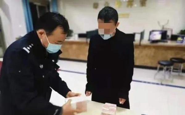 8岁双胞胎玩捉迷藏捡20万现金 失主前往孩子学习表扬