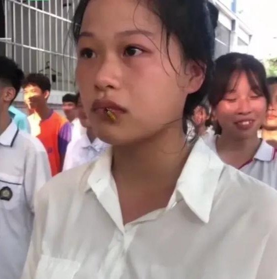女生军训被马蜂爬嘴一动不动,遇到这种情况该怎么办?