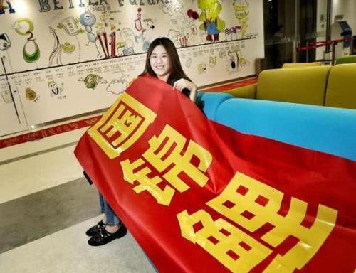 被支付宝一亿砸中的“锦鲤女孩”,一年游遍全国,为何如今她的生活堪忧?