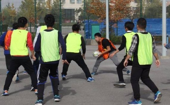 郑州用排球砸学生的体育老师,她受到了什么样的惩罚?