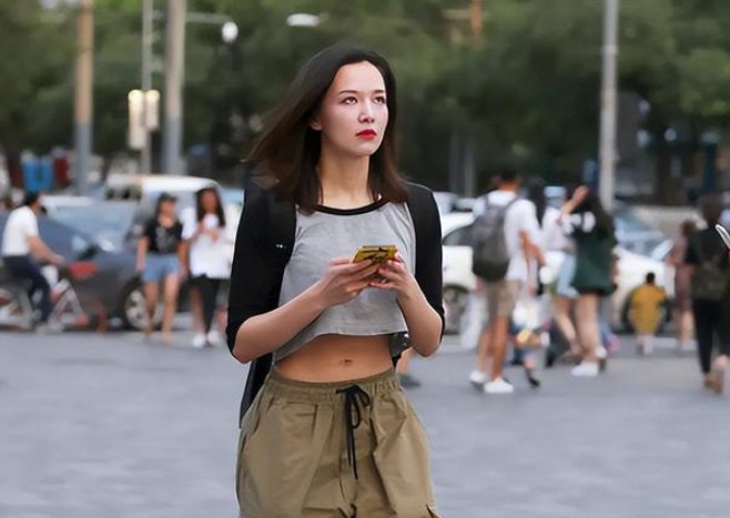 如何看待女孩穿露脐装，被陌生女子说不得体？究竟何时才能穿衣自由