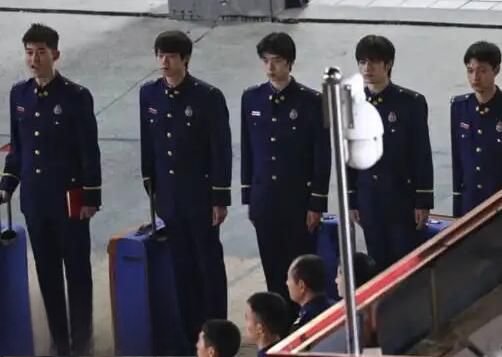 一往无前的蓝：消防员是怎么回礼的？